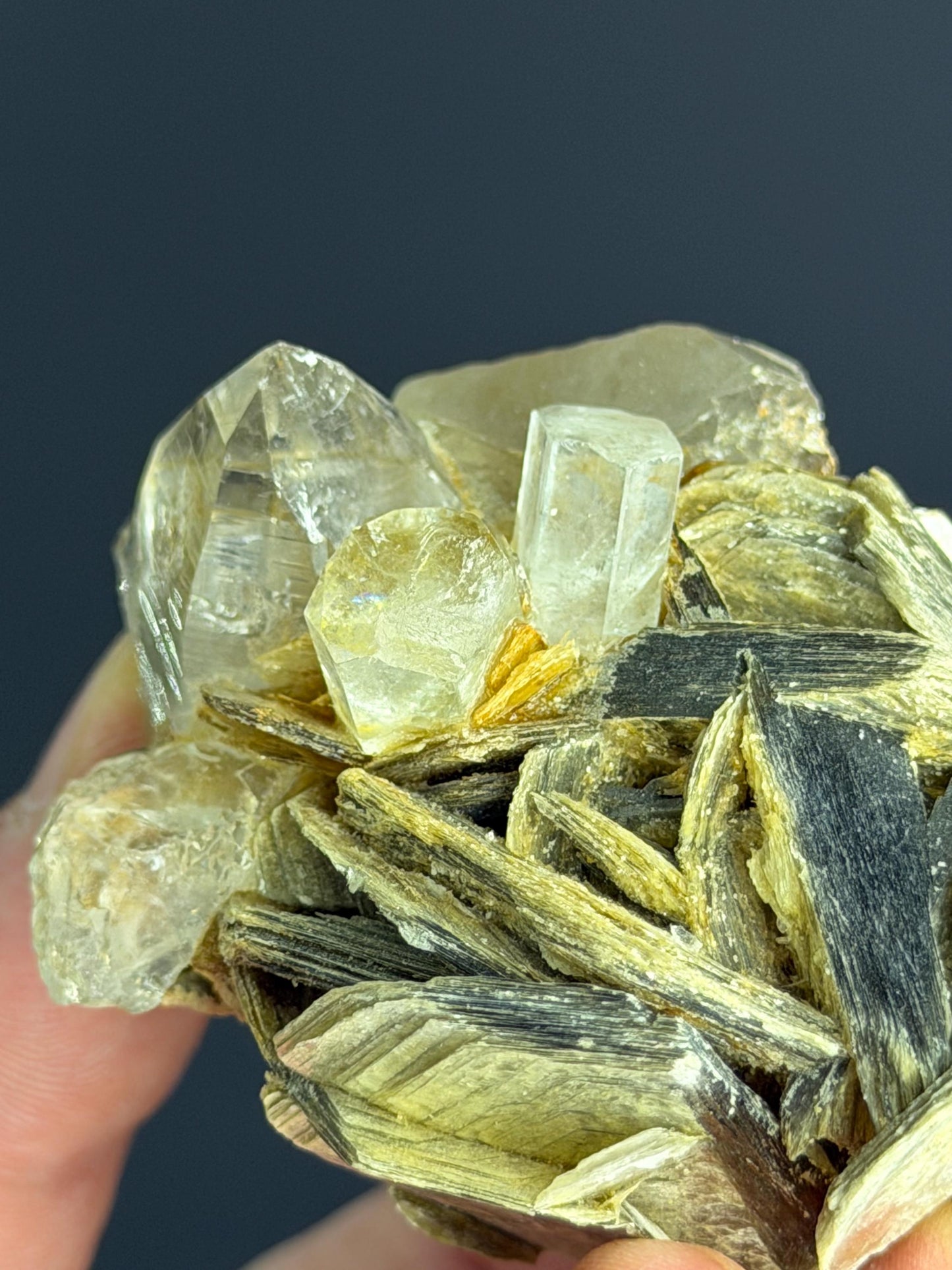 Aquamarine With Muscovite