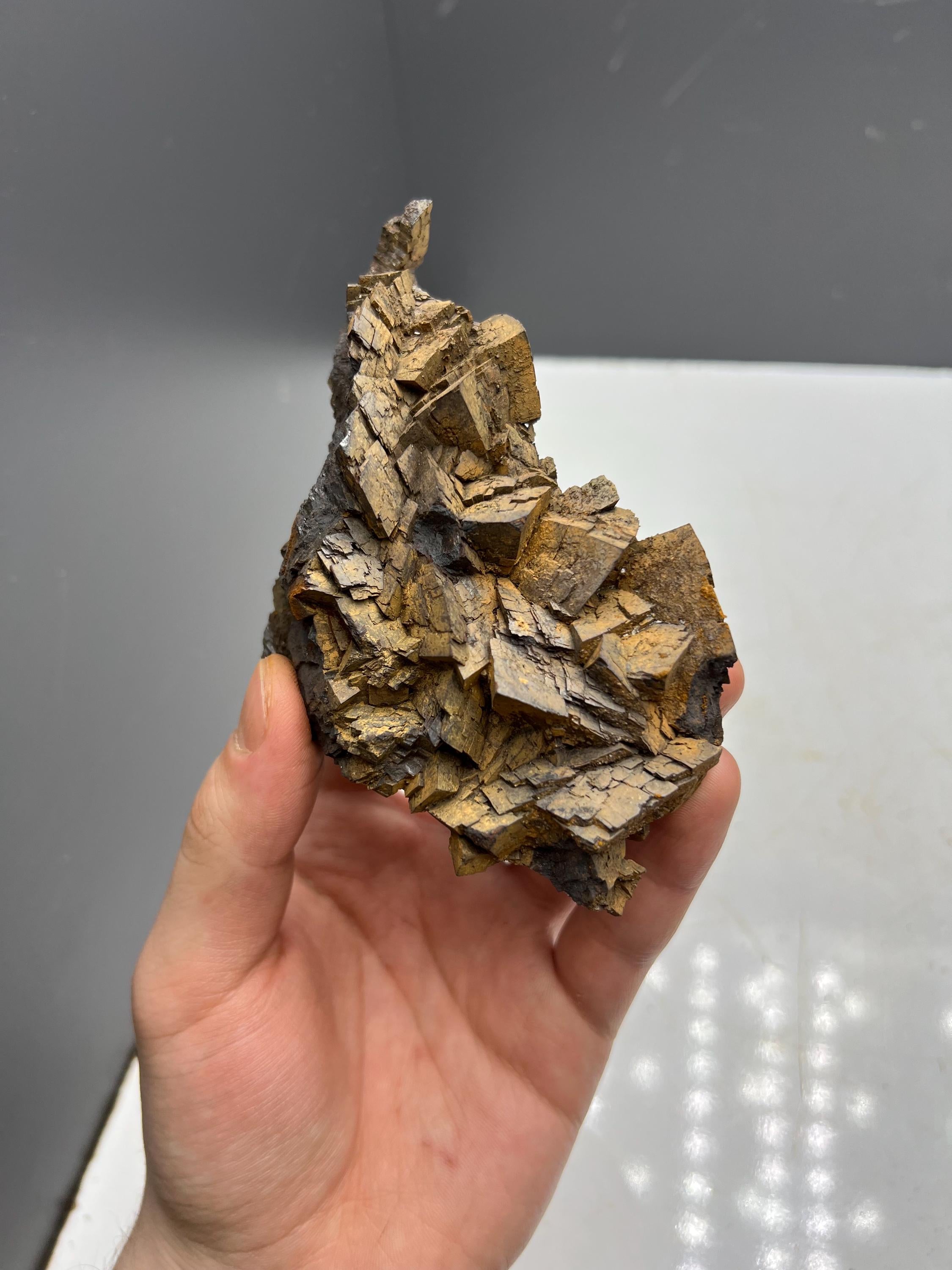Museum quality, Very showy limonite on iron siderite, special collections piece - Crystal Gemstone AE 