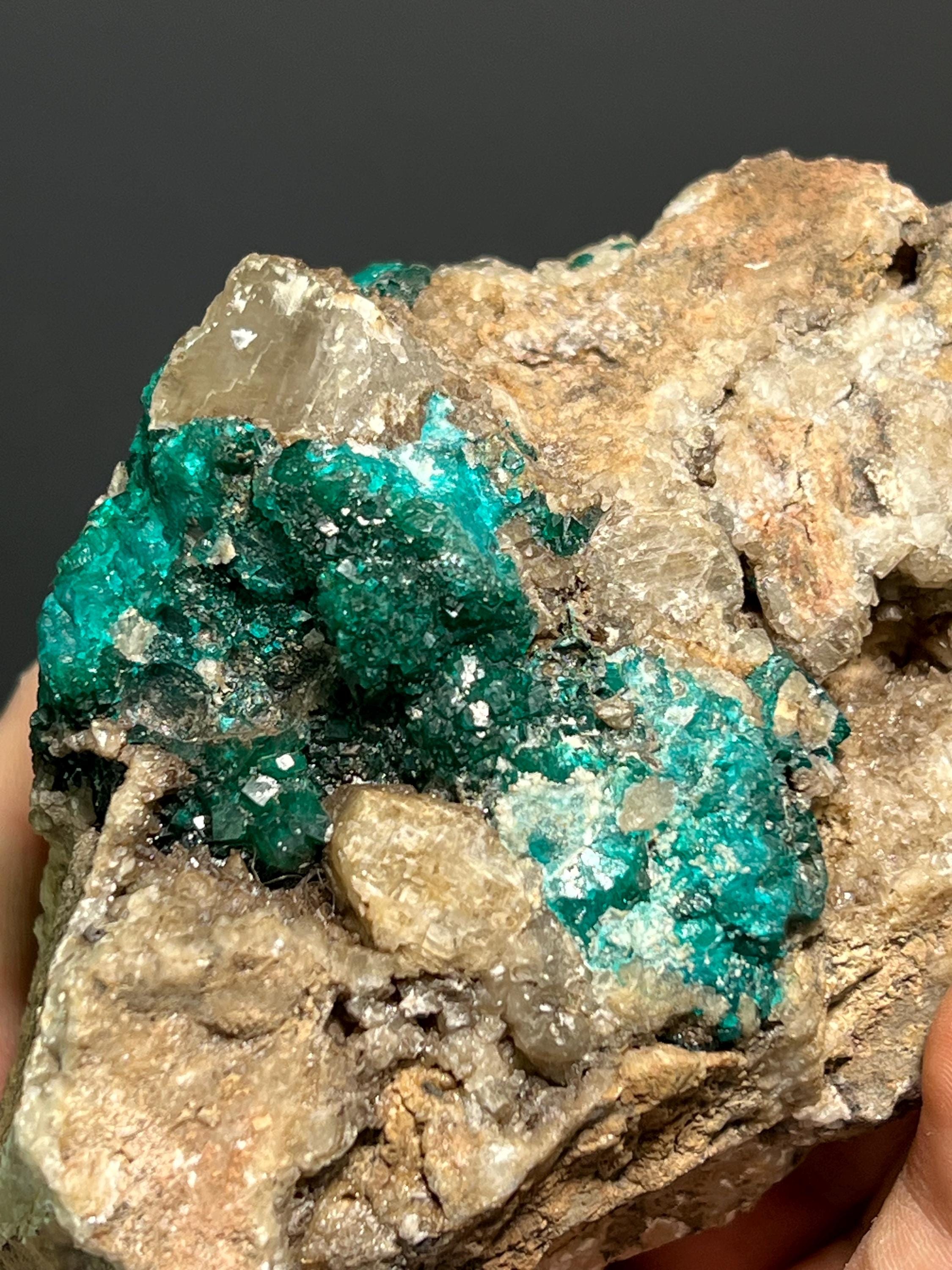 Very Special, Dioptase On Matrix Specimen, 1,1kg - Crystal Gemstone AE 