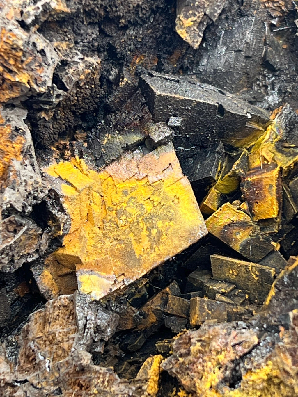 Special Quality Colored Alloy Iron Siderite - Crystal Gemstone AE 
