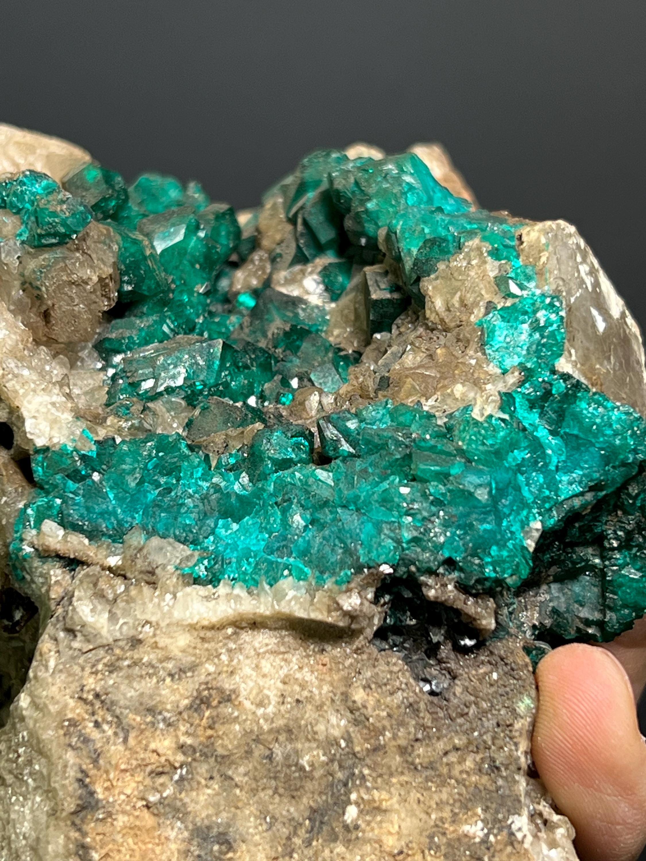 Very Special, Dioptase On Matrix Specimen, 1,1kg - Crystal Gemstone AE 