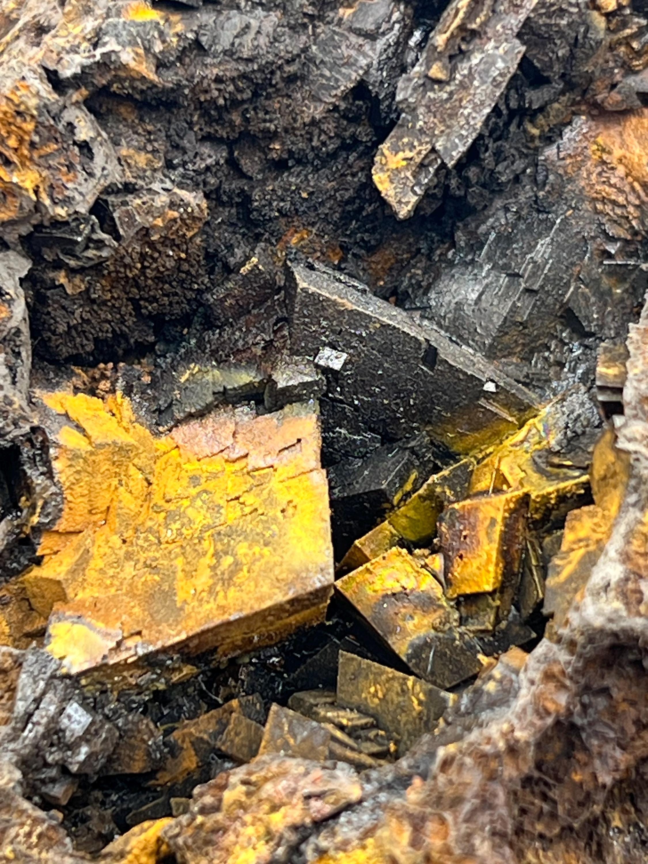 Special Quality Colored Alloy Iron Siderite - Crystal Gemstone AE 