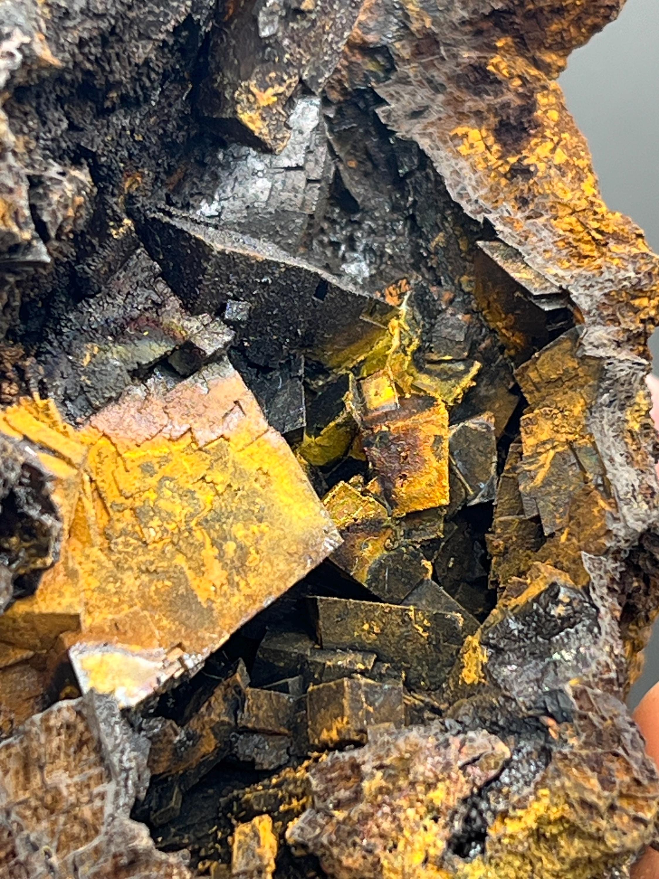 Special Quality Colored Alloy Iron Siderite - Crystal Gemstone AE 