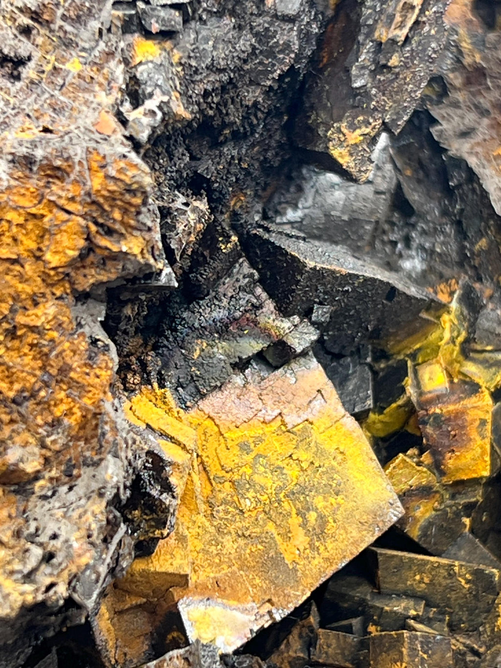 Special Quality Colored Alloy Iron Siderite - Crystal Gemstone AE 