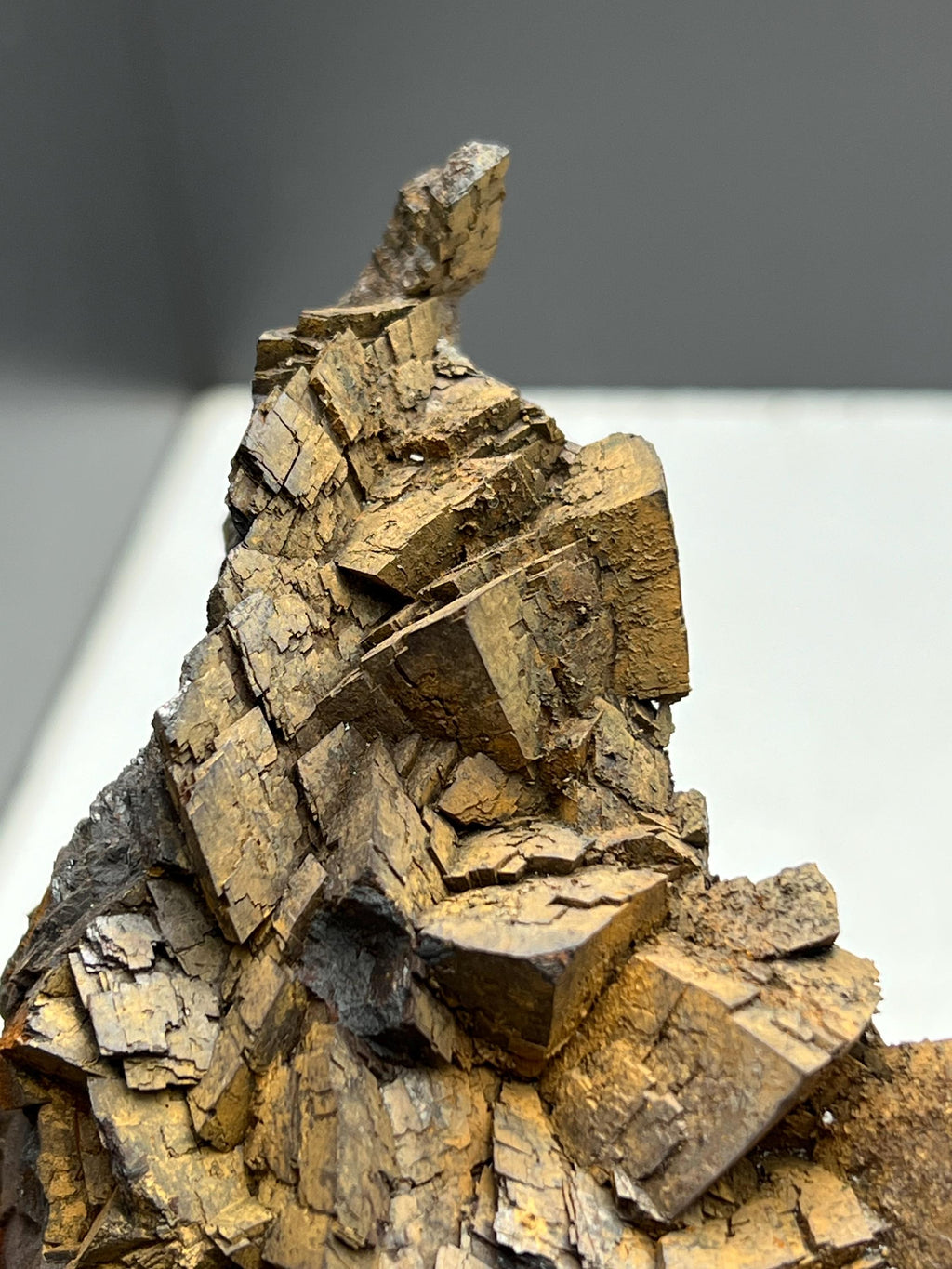 Museum quality, Very showy limonite on iron siderite, special collections piece - Crystal Gemstone AE 