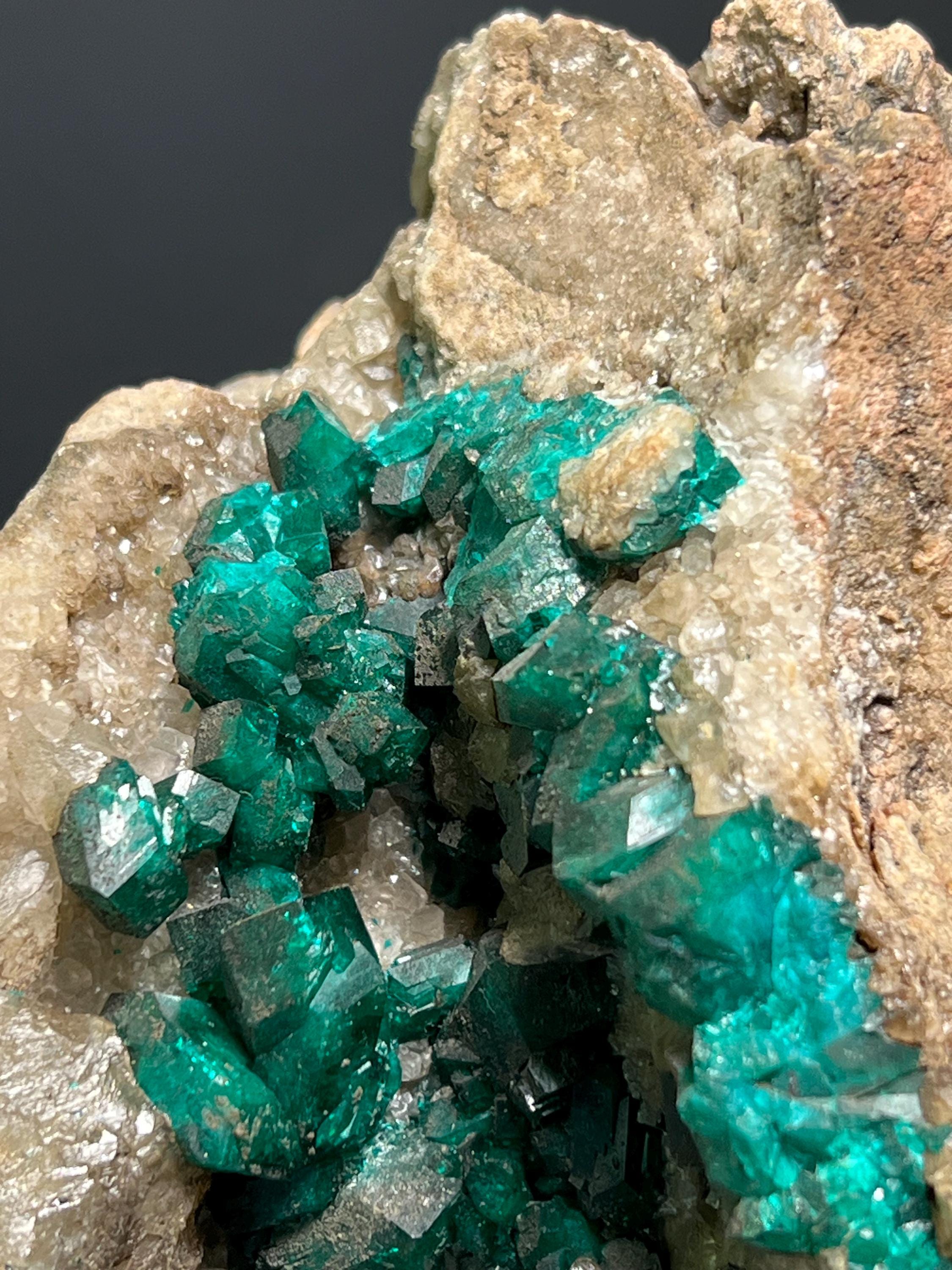 Very Special, Dioptase On Matrix Specimen, 1,1kg - Crystal Gemstone AE 