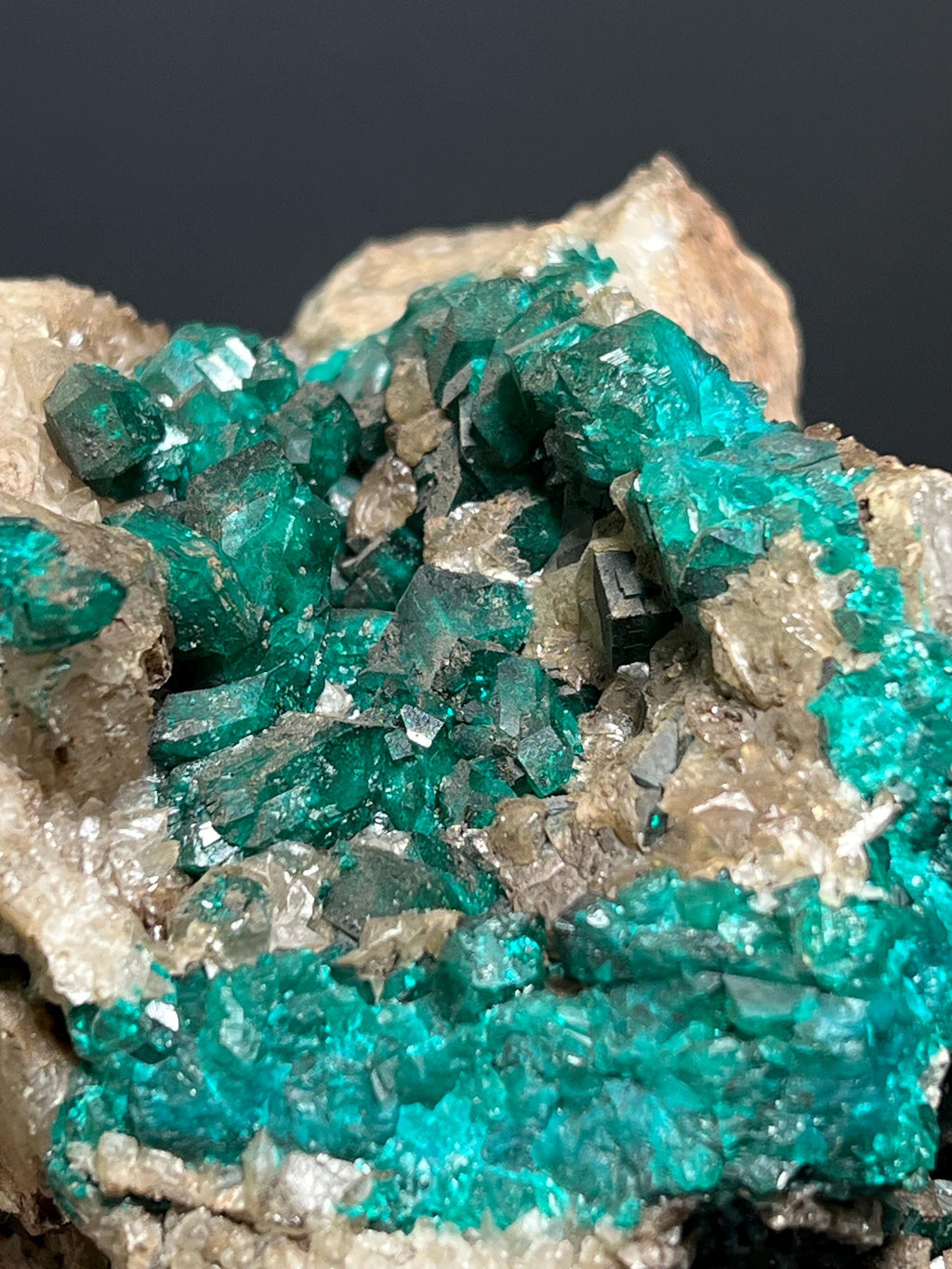 Very Special, Dioptase On Matrix Specimen, 1,1kg - Crystal Gemstone AE 