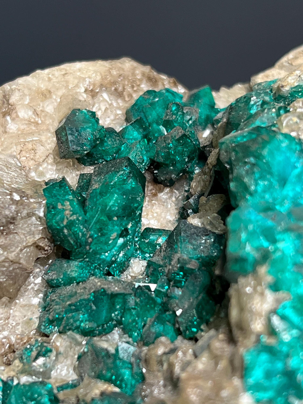 Very Special, Dioptase On Matrix Specimen, 1,1kg - Crystal Gemstone AE 