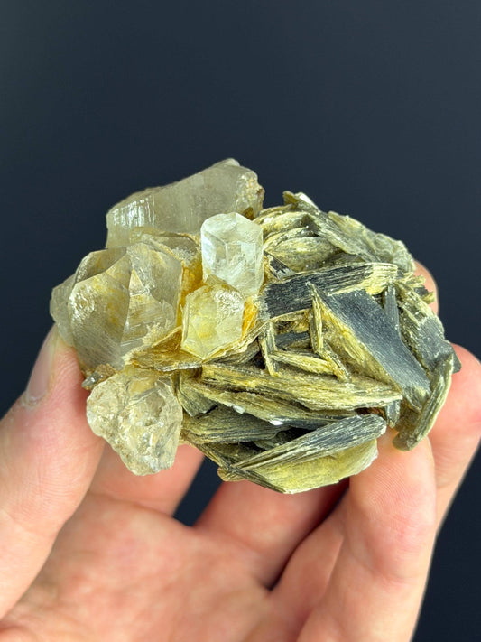Aquamarine With Muscovite