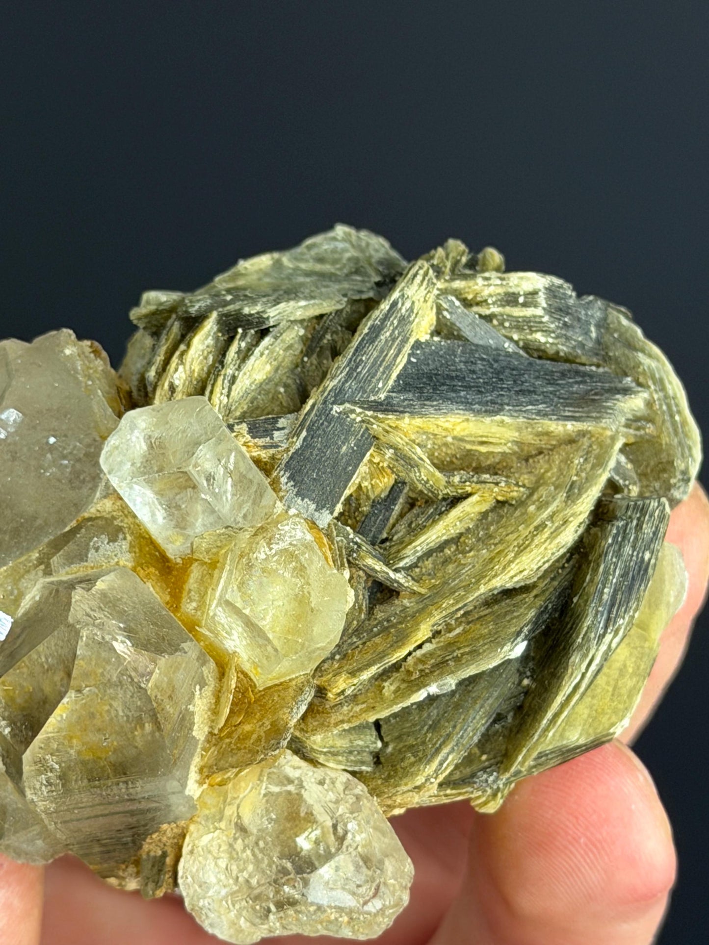 Aquamarine With Muscovite